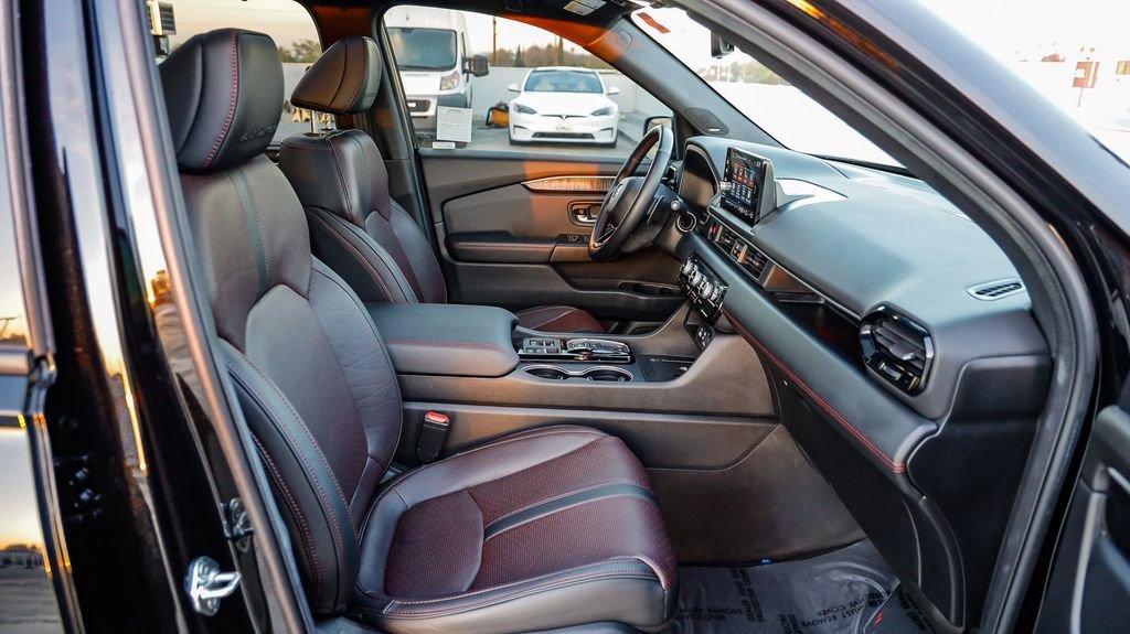 Used 2025 Honda Pilot Black Edition image 21