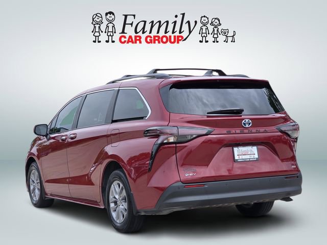 Used 2025 Toyota Sienna XLE image 3