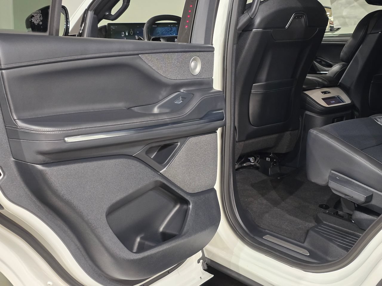 New 2025 Lincoln Navigator Reserve w/ Jet Appearance Package AWD/4WD image 43