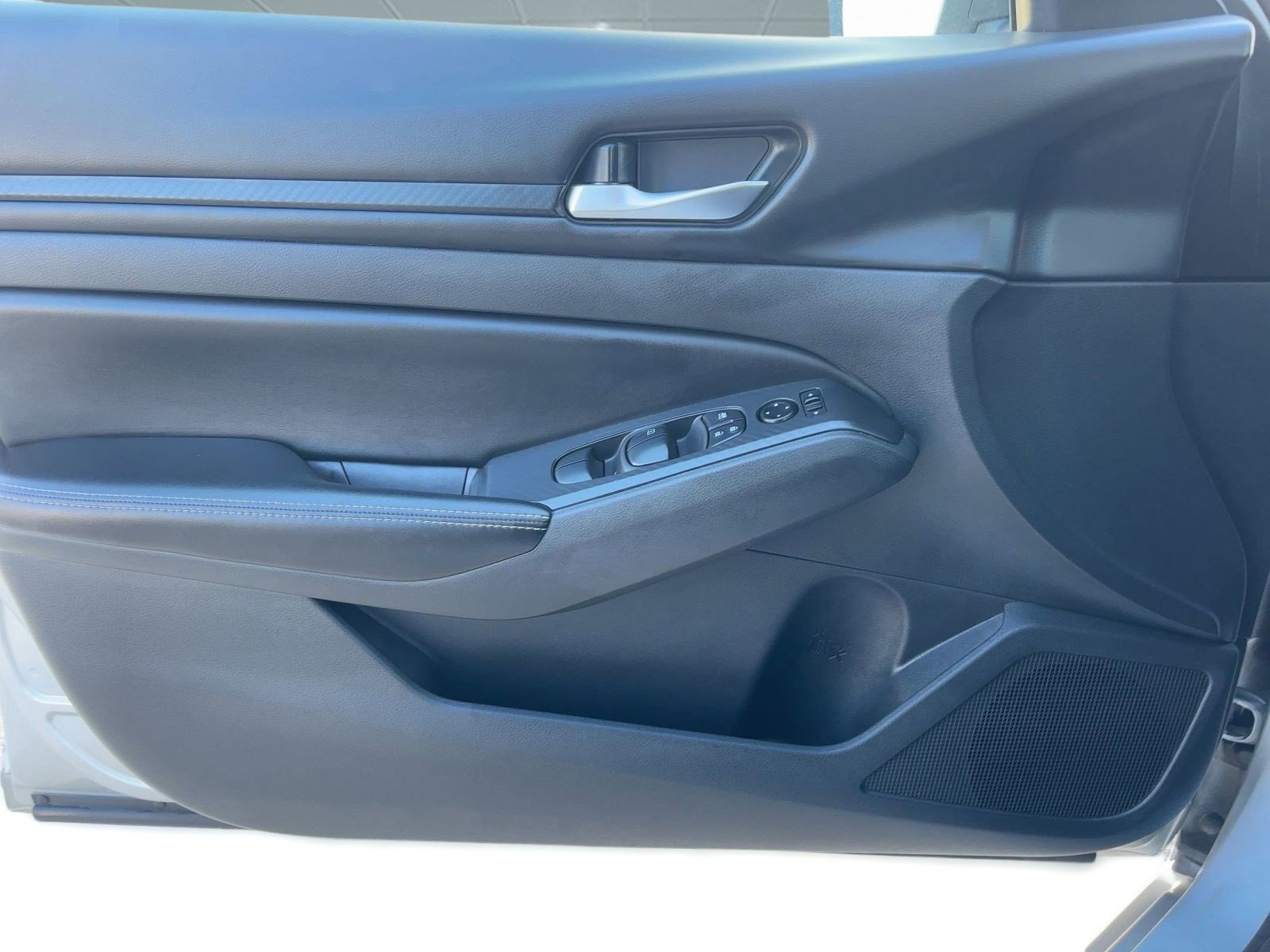 Used 2024 Nissan Altima 2.5 SV image 12