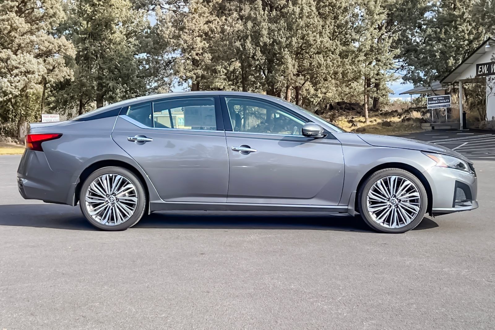 Used 2024 Nissan Altima 2.5 SL video 3