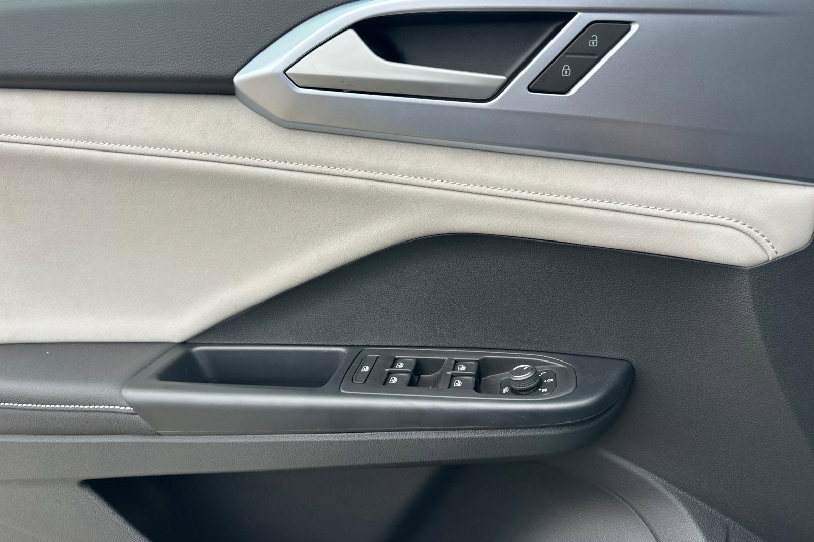 New 2026 Volkswagen Taos SE image 11