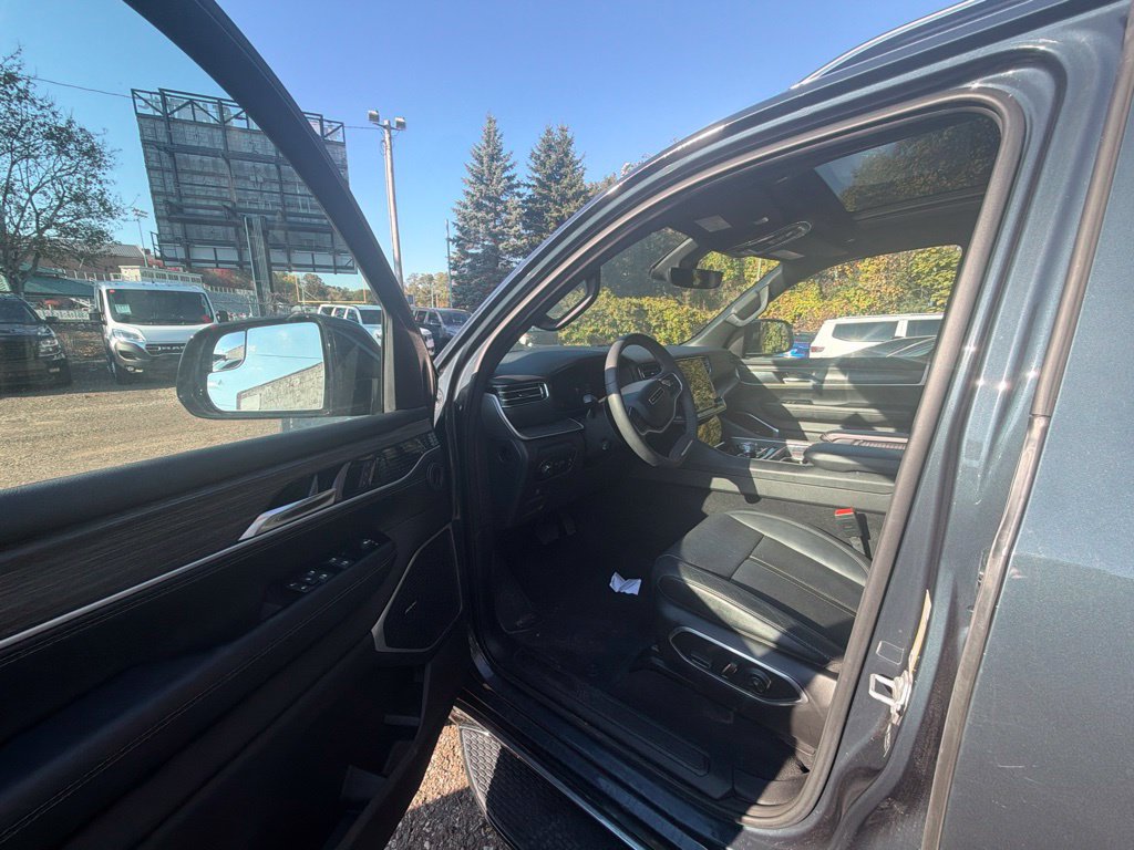 Used 2023 Jeep Wagoneer Series II w/ Premium Group I AWD/4WD image 9