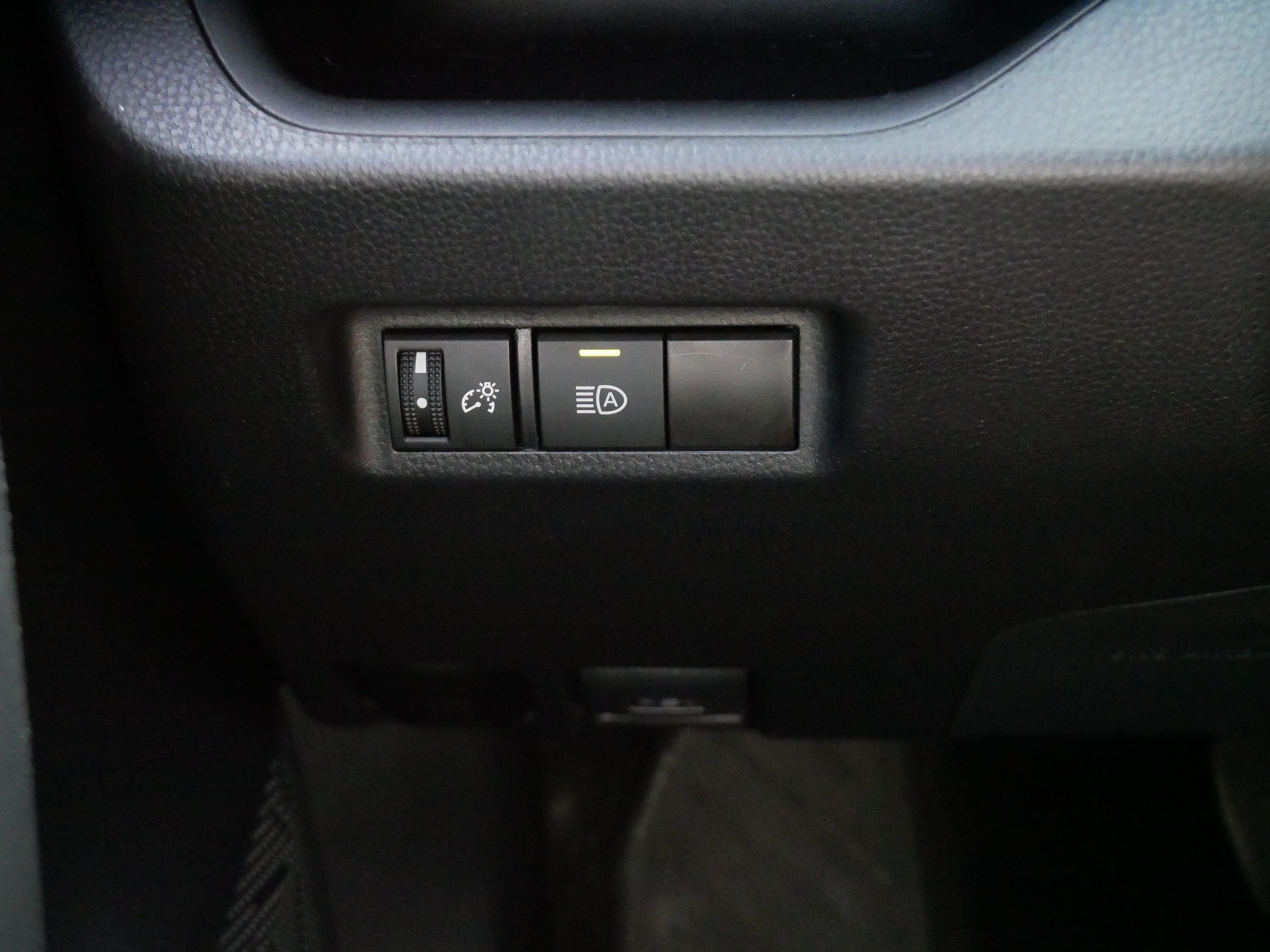 Used 2025 Toyota RAV4 LE AWD/4WD image 27
