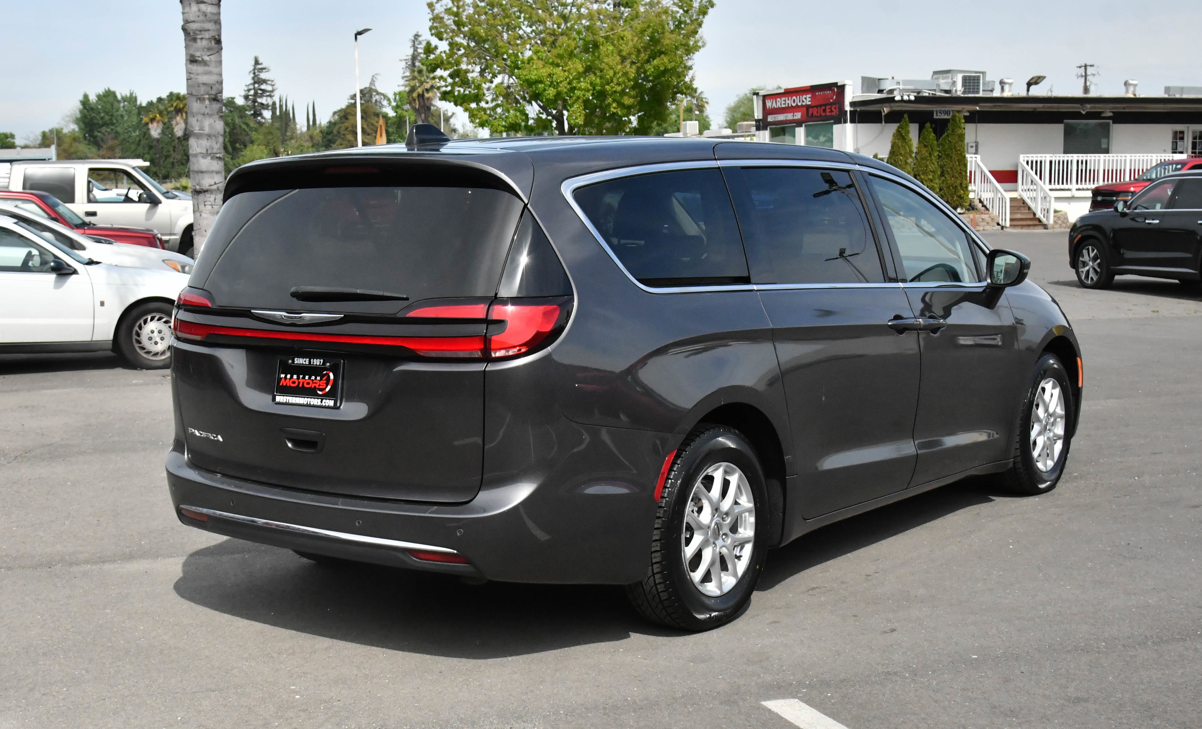 Used 2023 Chrysler Pacifica Touring-L image 8