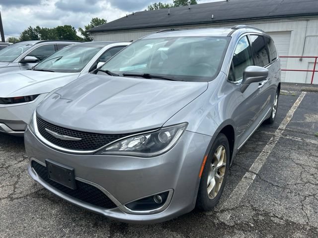 Used 2017 Chrysler Pacifica Touring FWD image 1