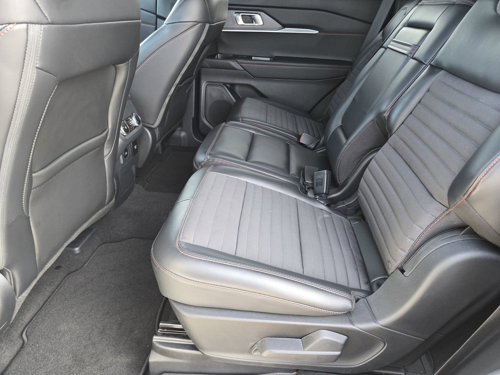 Used 2025 Ford Explorer ST-Line w/ Premium Package image 32