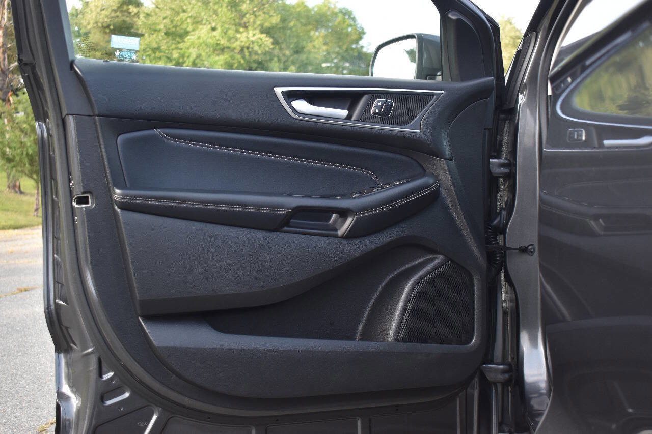 Used 2017 Ford Edge Titanium w/ Equipment Group 301A image 8