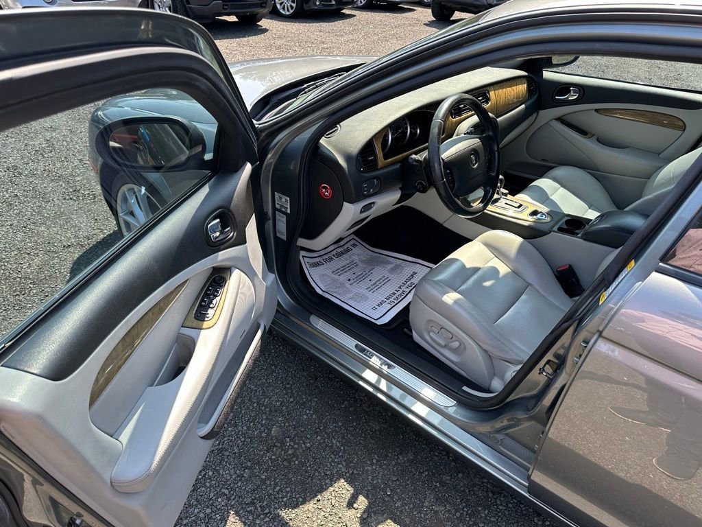 Used 2005 Jaguar S-TYPE R image 12
