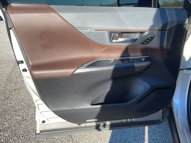 Used 2024 Toyota Venza Limited AWD/4WD image 20