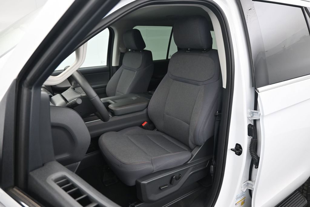 Used 2025 Ford Expedition Active AWD/4WD image 9