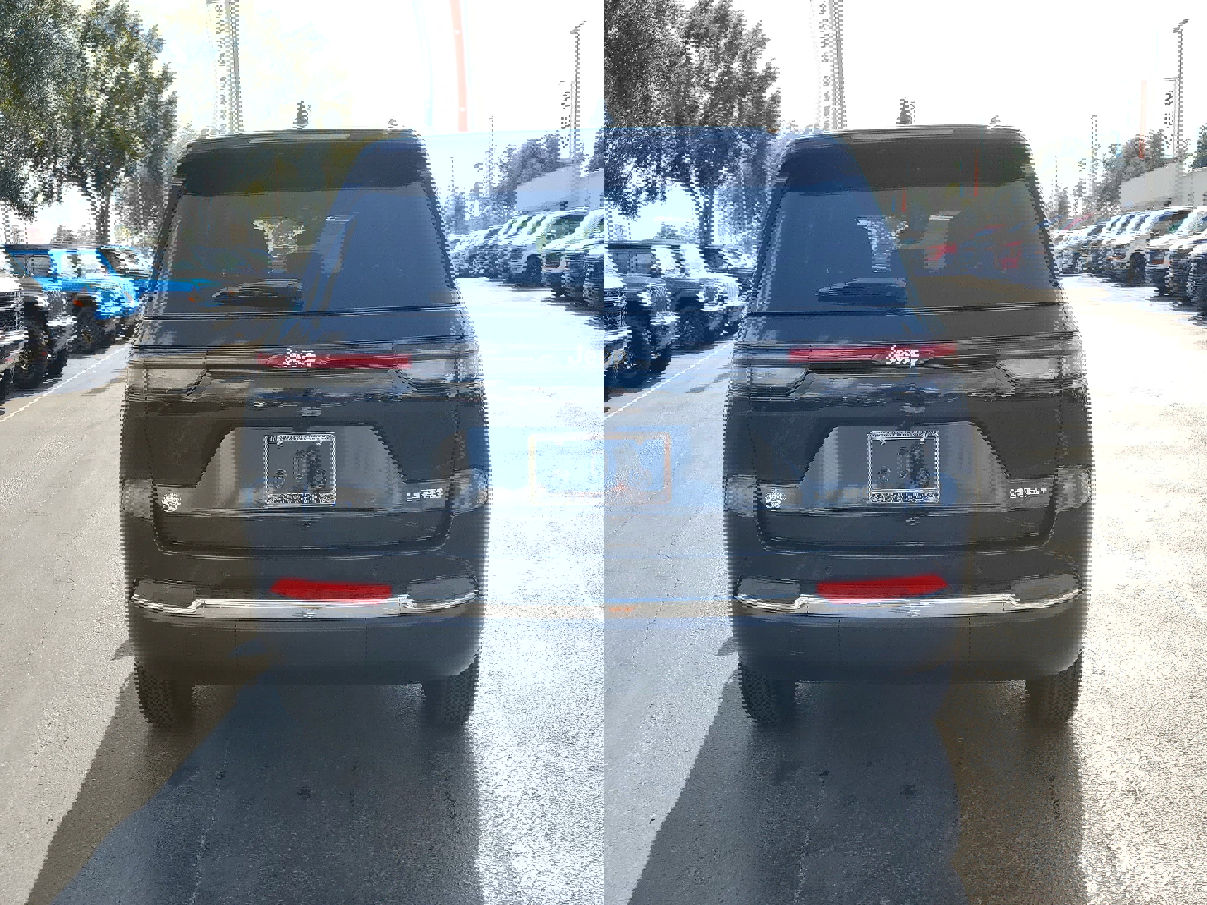 Used 2025 Jeep Grand Cherokee Laredo image 8