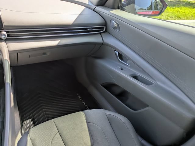 Used 2022 Hyundai Elantra SE FWD image 16