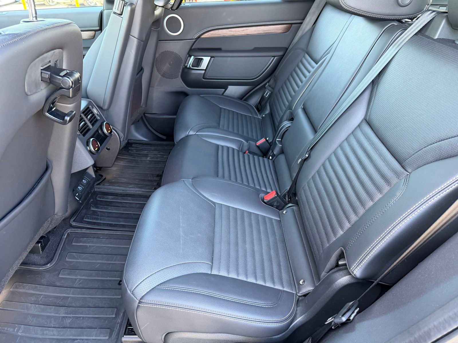 Used 2025 Land Rover Discovery Dynamic SE image 25