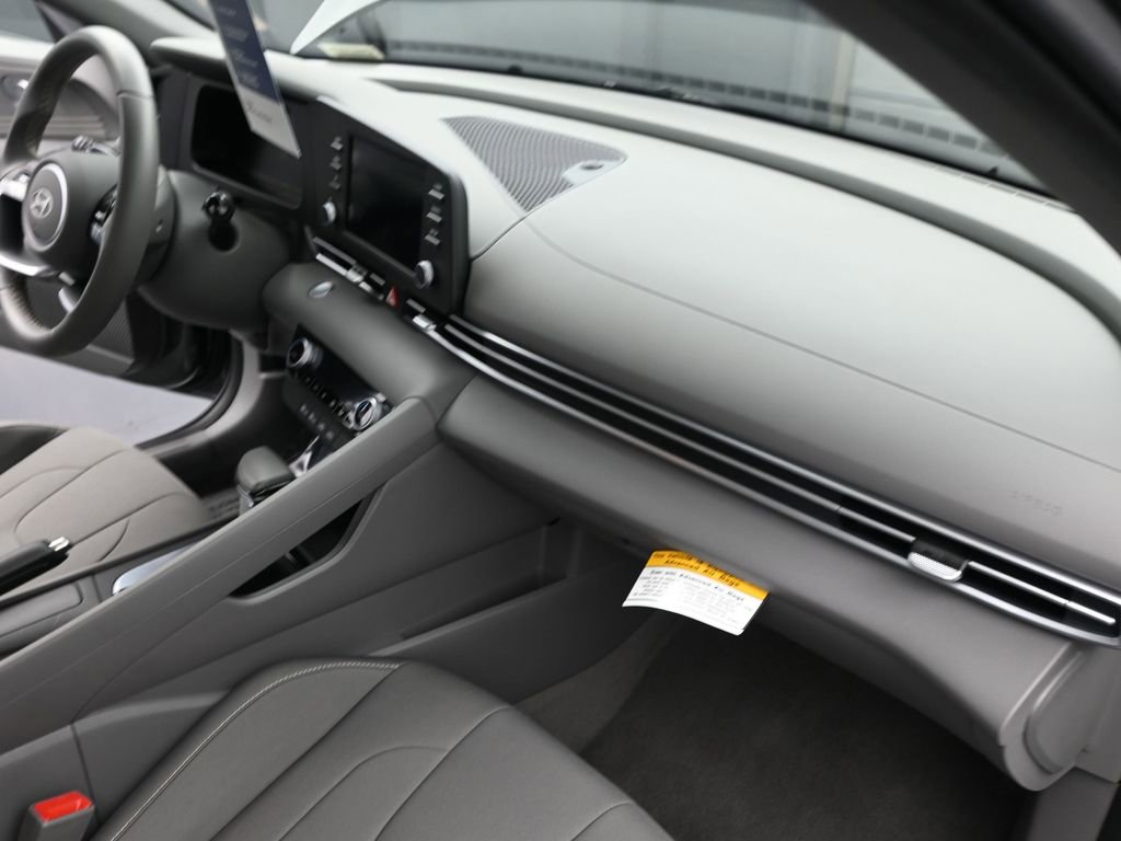 Certified 2025 Hyundai Elantra Sport image 18