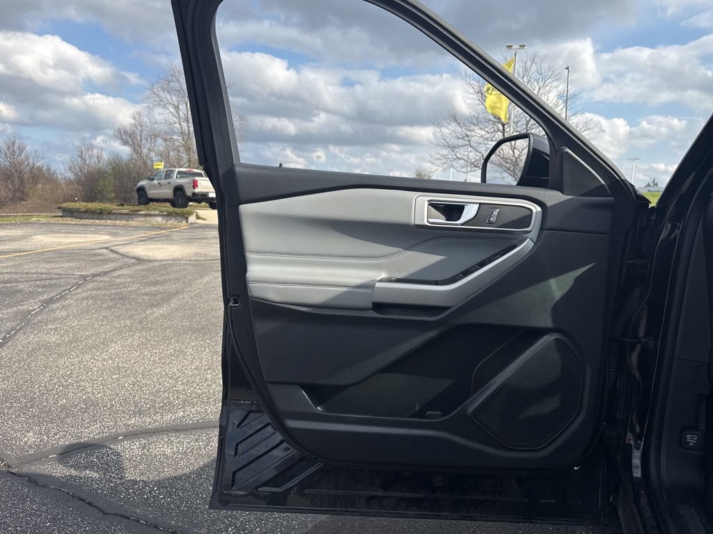 Used 2022 Ford Explorer XLT w/ Equipment Group 202A image 9