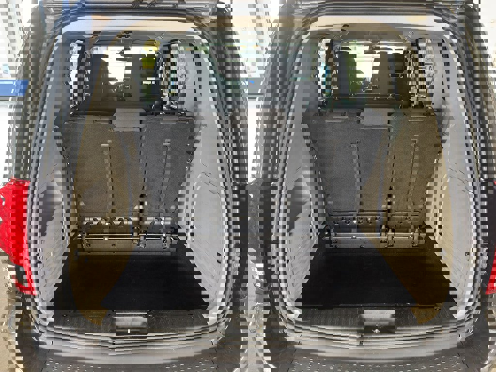 Used 2019 Dodge Grand Caravan SE w/ UConnect Hands-Free Group image 12