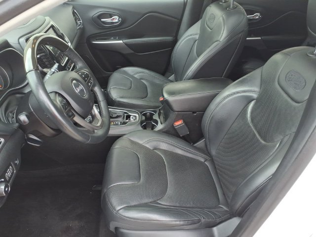 Used 2019 Jeep Cherokee Overland w/ Technology Group AWD/4WD image 16