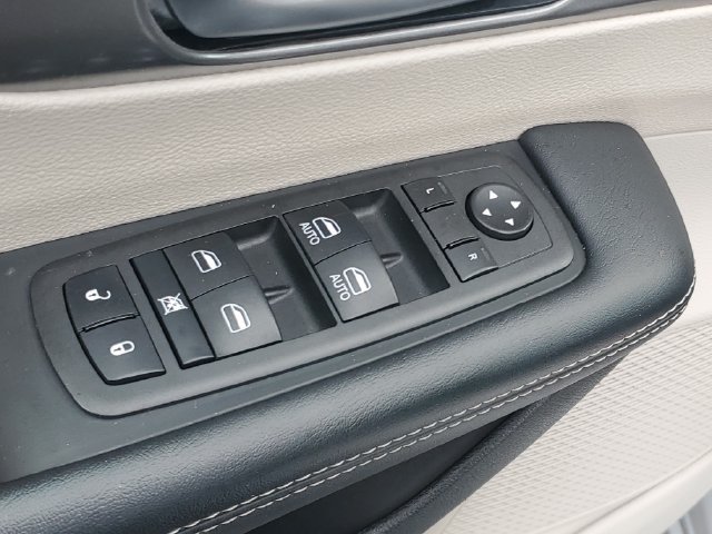 Used 2023 Chrysler Pacifica Touring-L FWD image 16