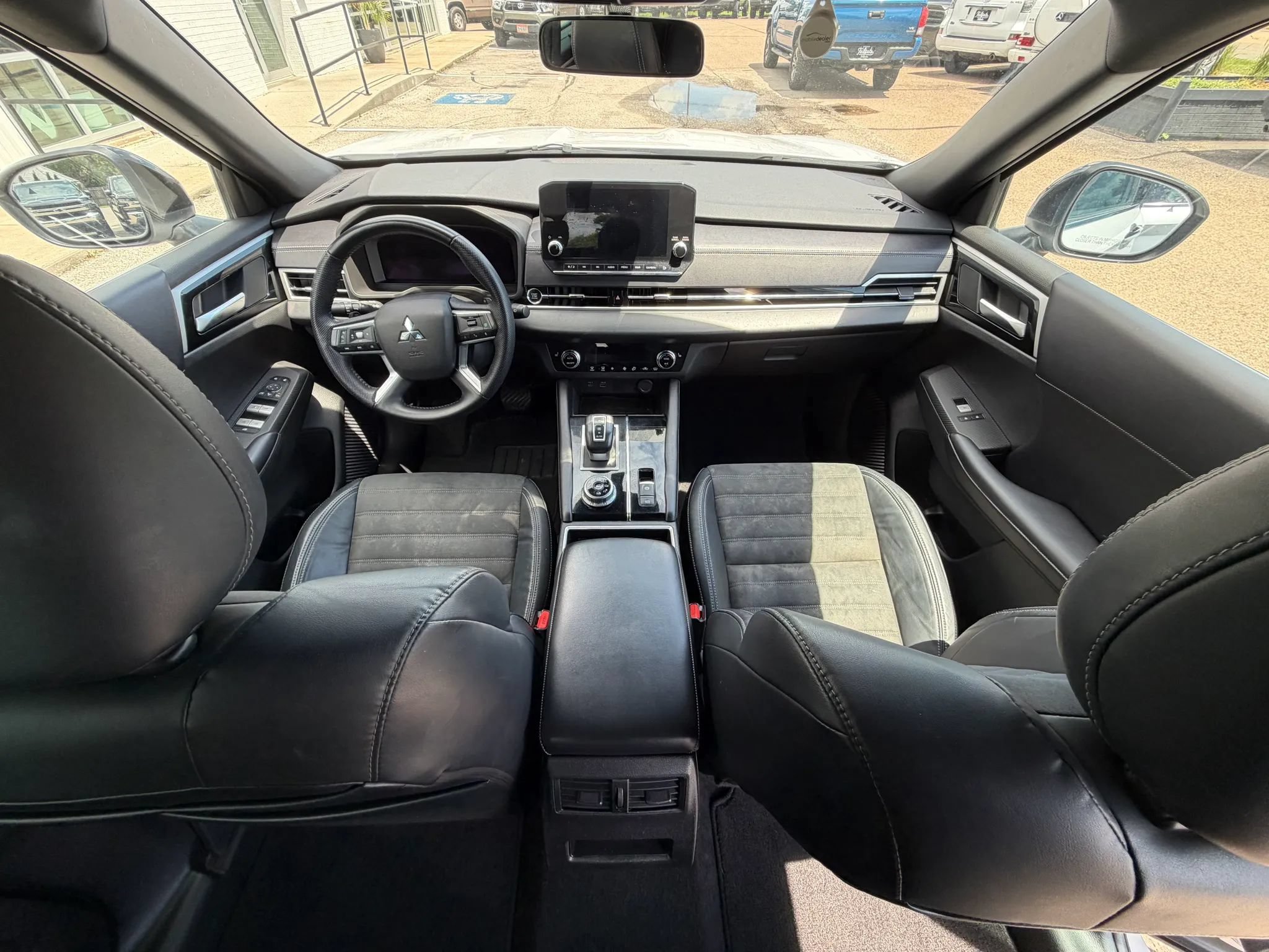 Used 2023 Mitsubishi Outlander SE AWD/4WD image 7