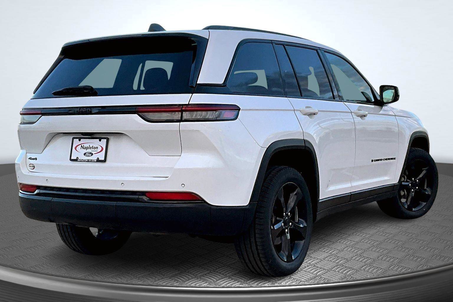 Used 2023 Jeep Grand Cherokee Altitude image 2