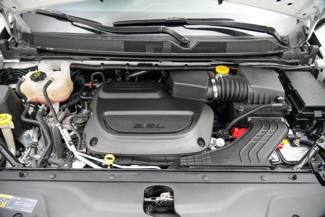 Used 2024 Chrysler Pacifica Touring-L image 14