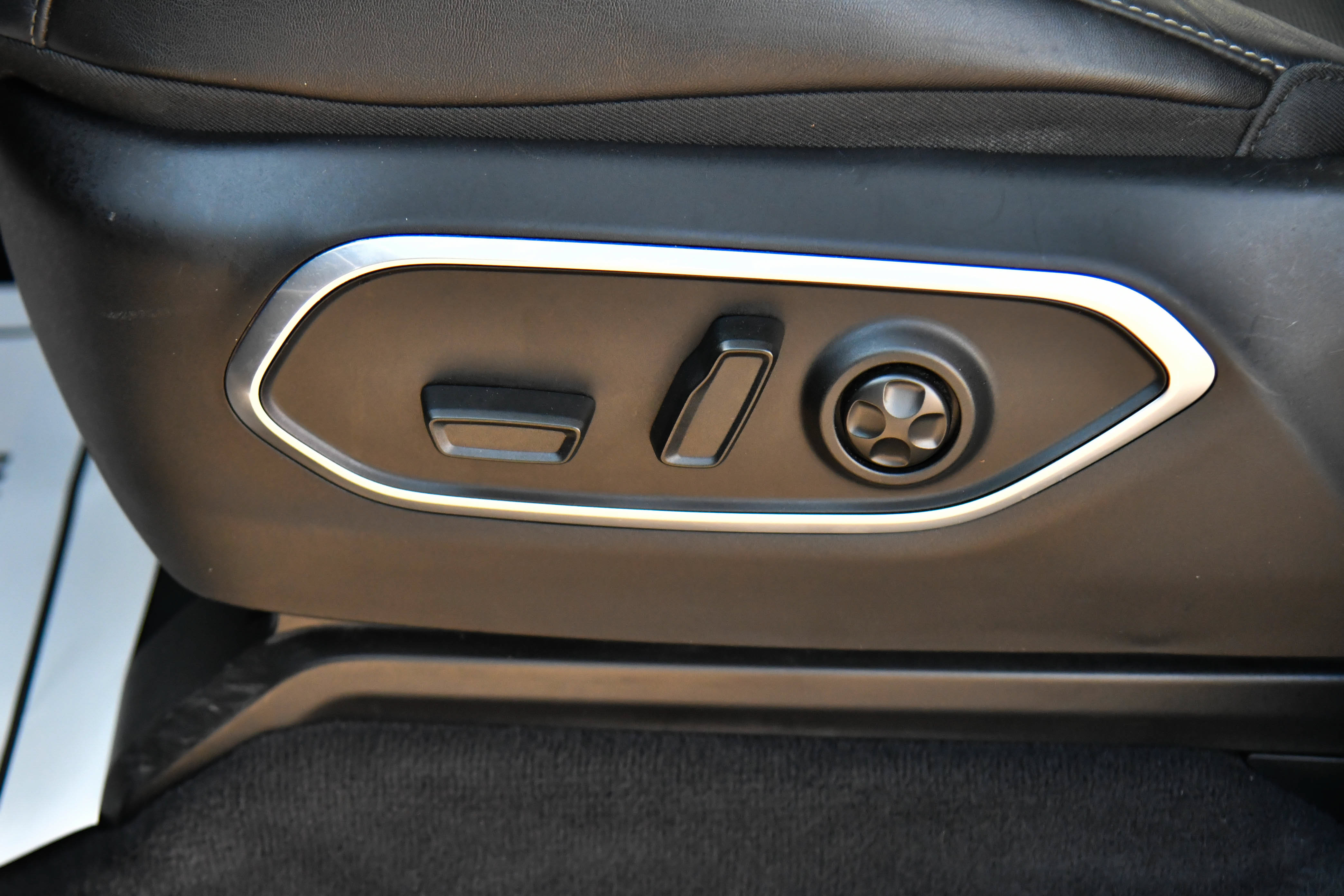 Used 2024 Jeep Wagoneer L Series II RWD image 17