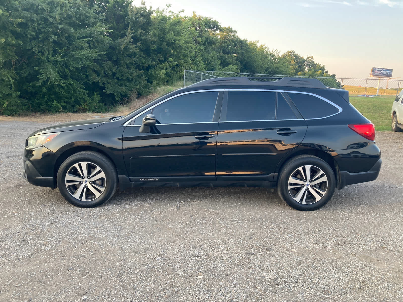 Used 2018 Subaru Outback 3.6R Limited w/ Popular Package #2 AWD/4WD image 2