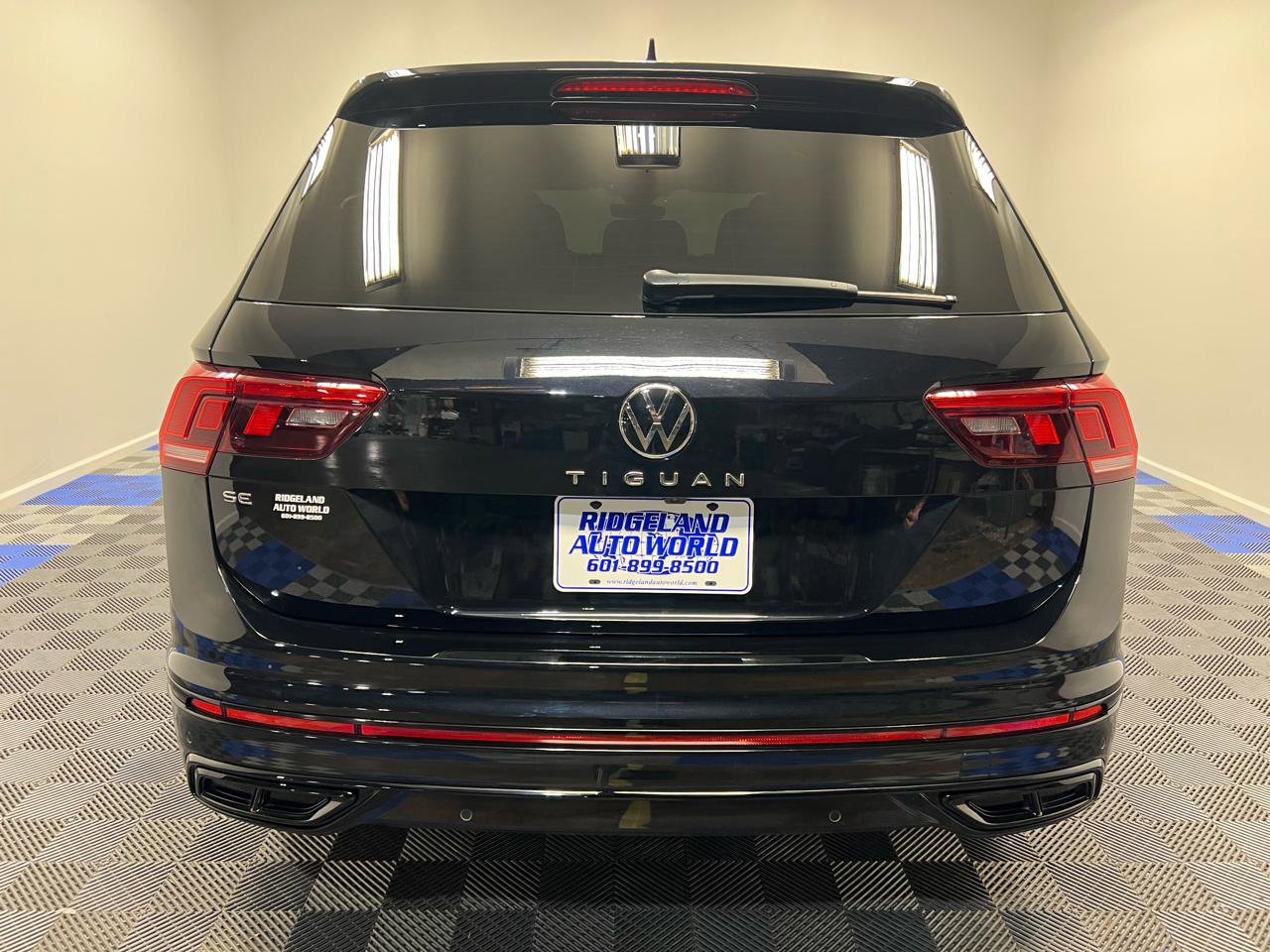 Used 2023 Volkswagen Tiguan SE R-Line FWD image 12