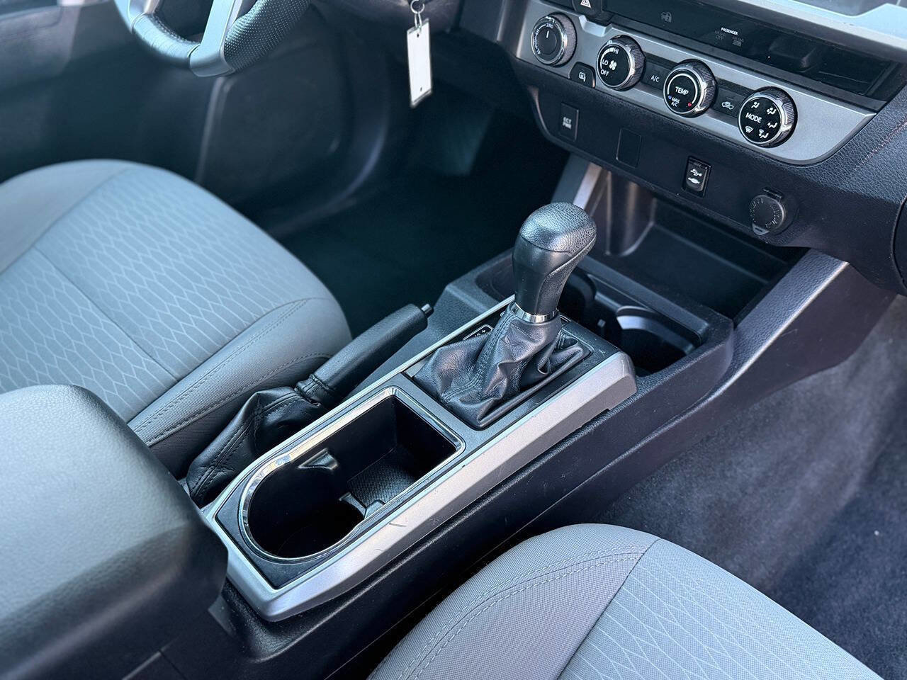 Used 2016 Toyota Tacoma TRD Sport image 46