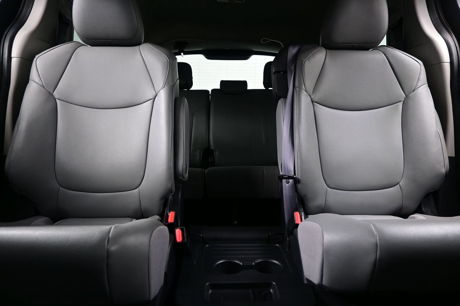 Used 2024 Toyota Sienna XLE FWD image 16