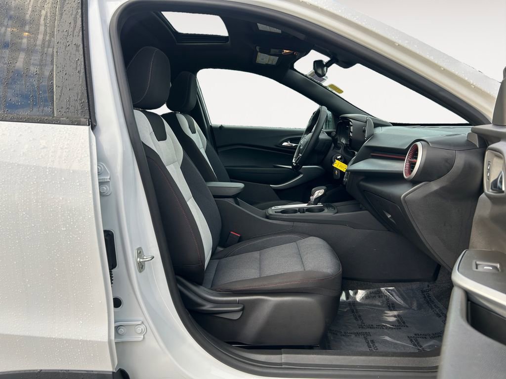 Used 2025 Chevrolet Trax RS w/ Sunroof Package FWD image 10