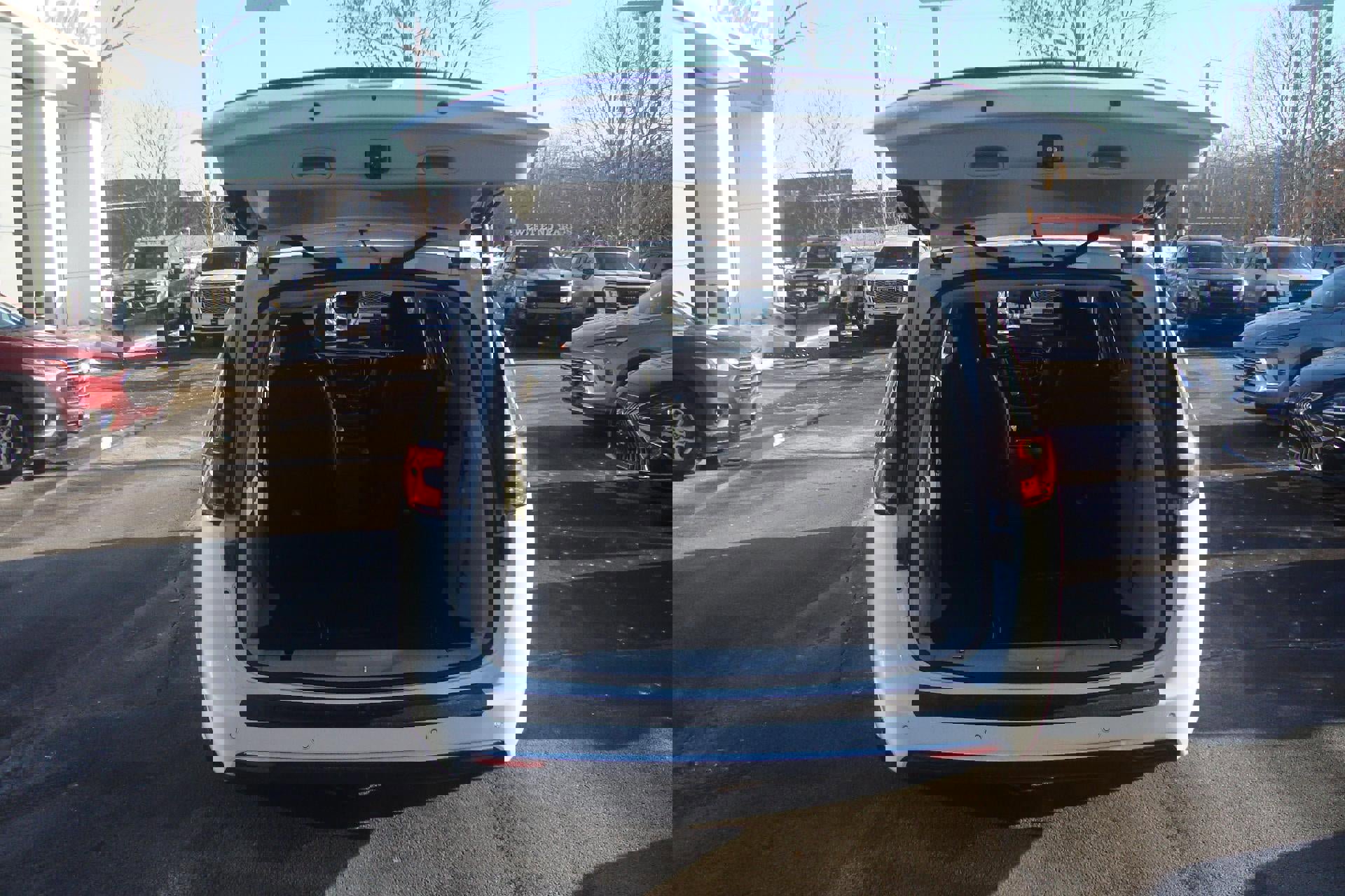 Used 2023 Chrysler Pacifica Touring-L image 7