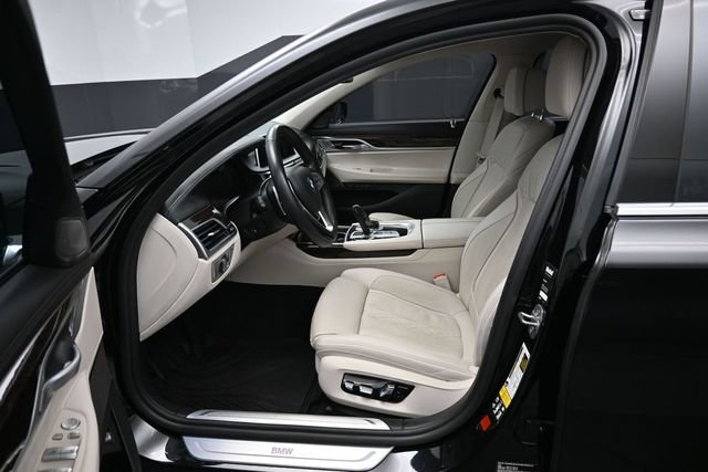 Used 2022 BMW 750i xDrive w/ Luxury Rear Seating Package AWD/4WD image 9