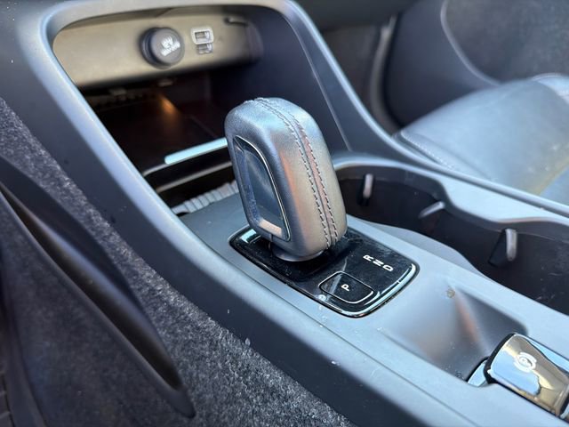 Used 2021 Volvo XC40 T4 Momentum image 32