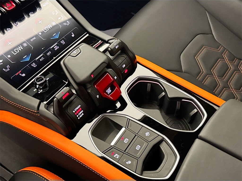 Used 2025 Lamborghini Urus SE image 17