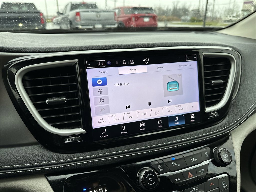 Used 2023 Chrysler Pacifica Touring-L image 16