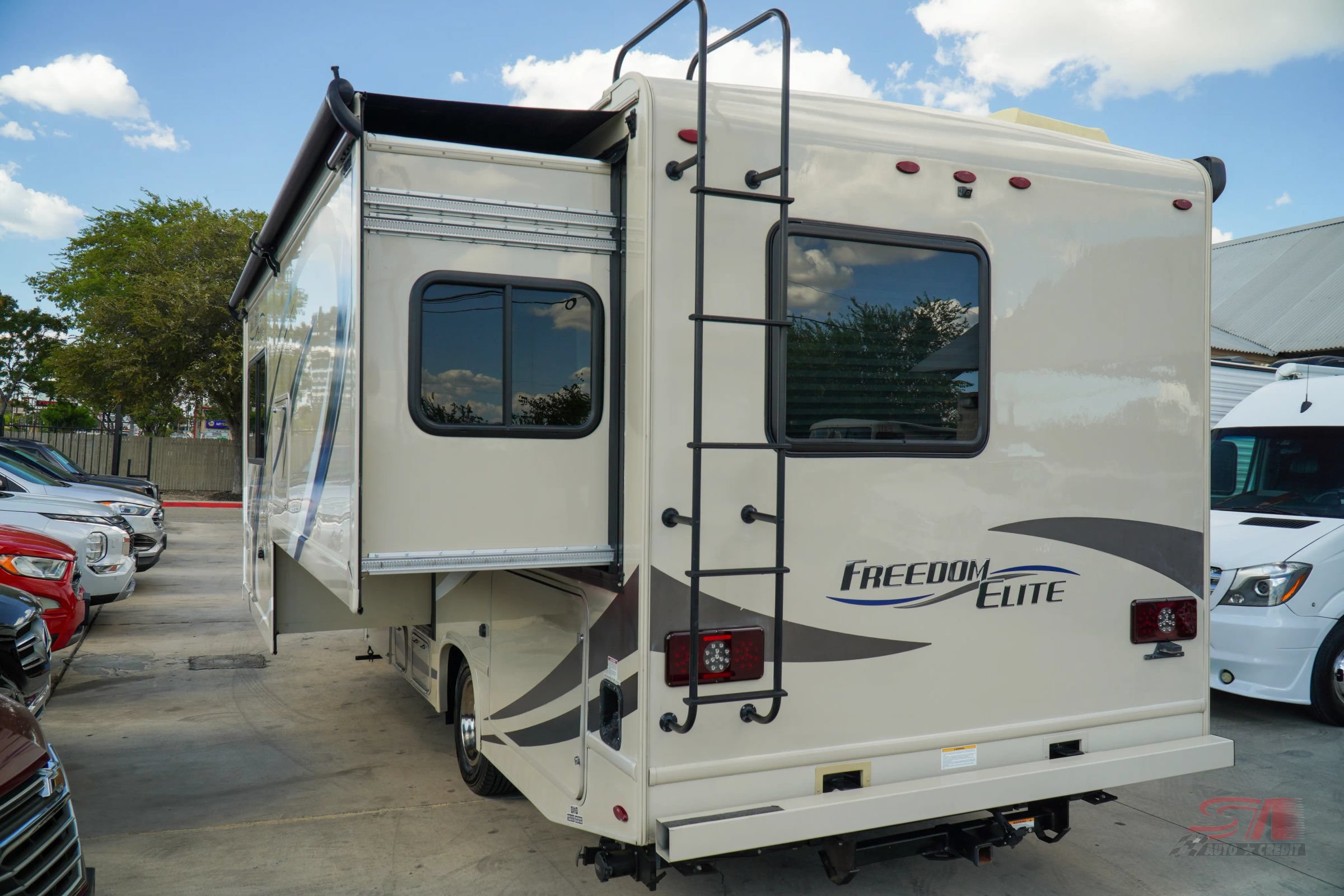 Used 2017 Ford E-350 and Econoline 350 Super Duty w/ Motorhome Prep Package RWD image 4