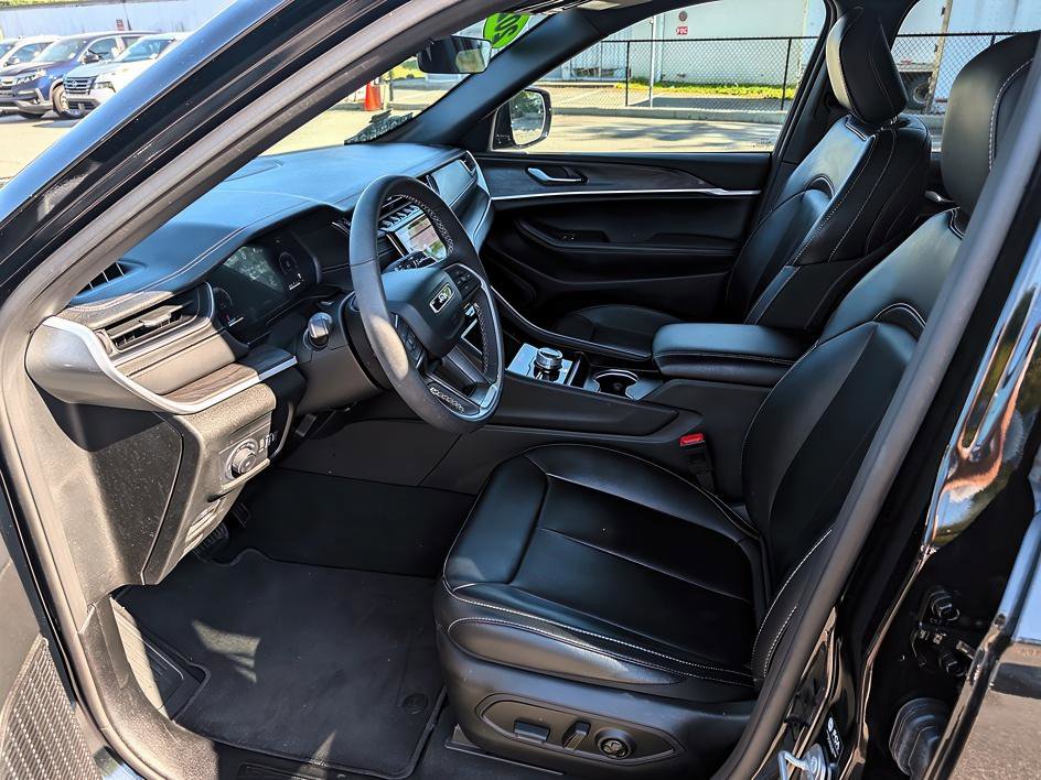 Used 2025 Jeep Grand Cherokee Limited image 8