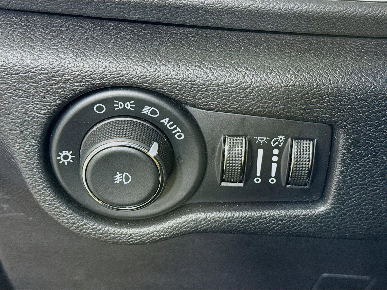 Used 2025 Chrysler Pacifica Select image 14