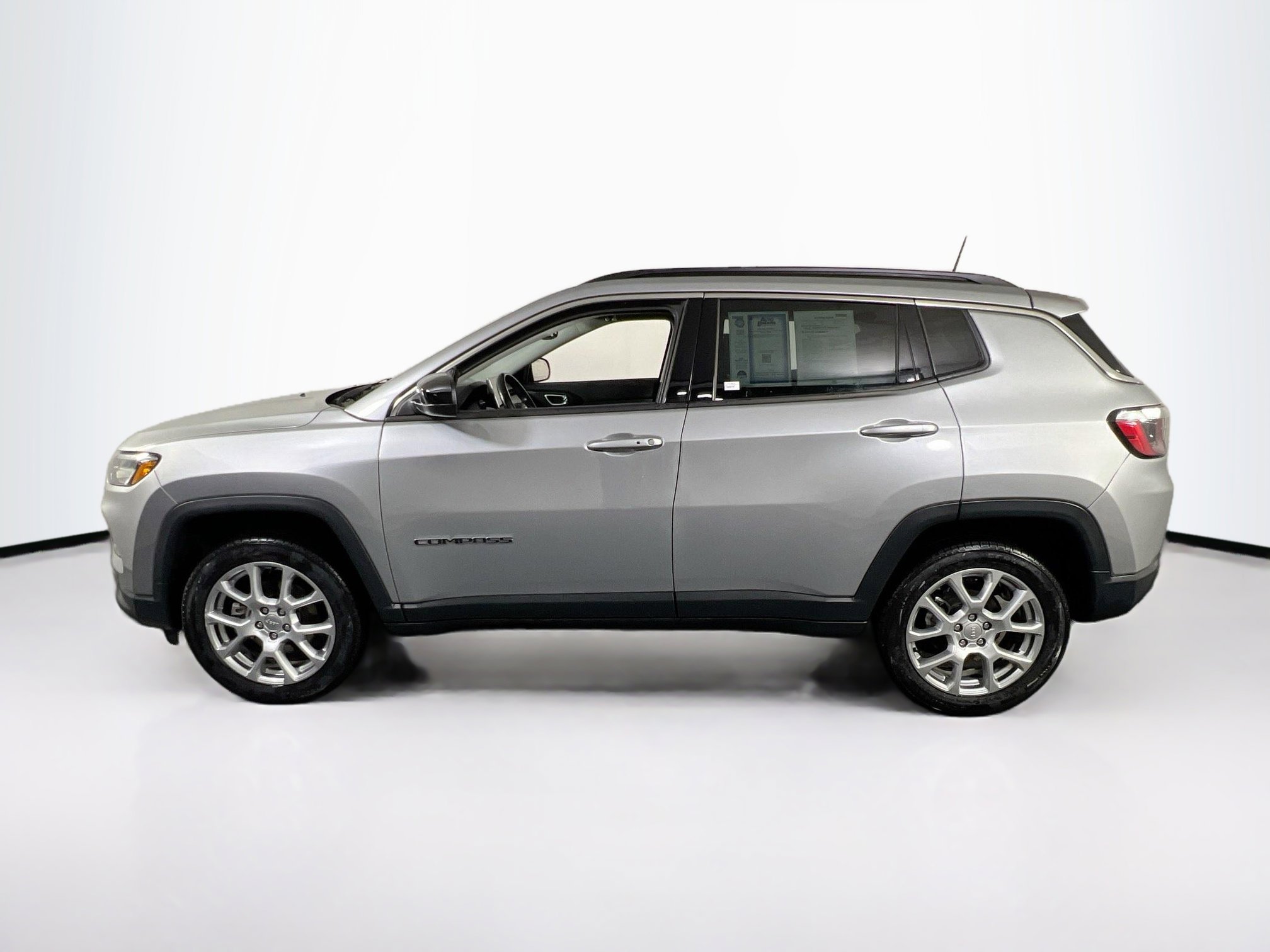 Used 2022 Jeep Compass Latitude AWD/4WD image 8
