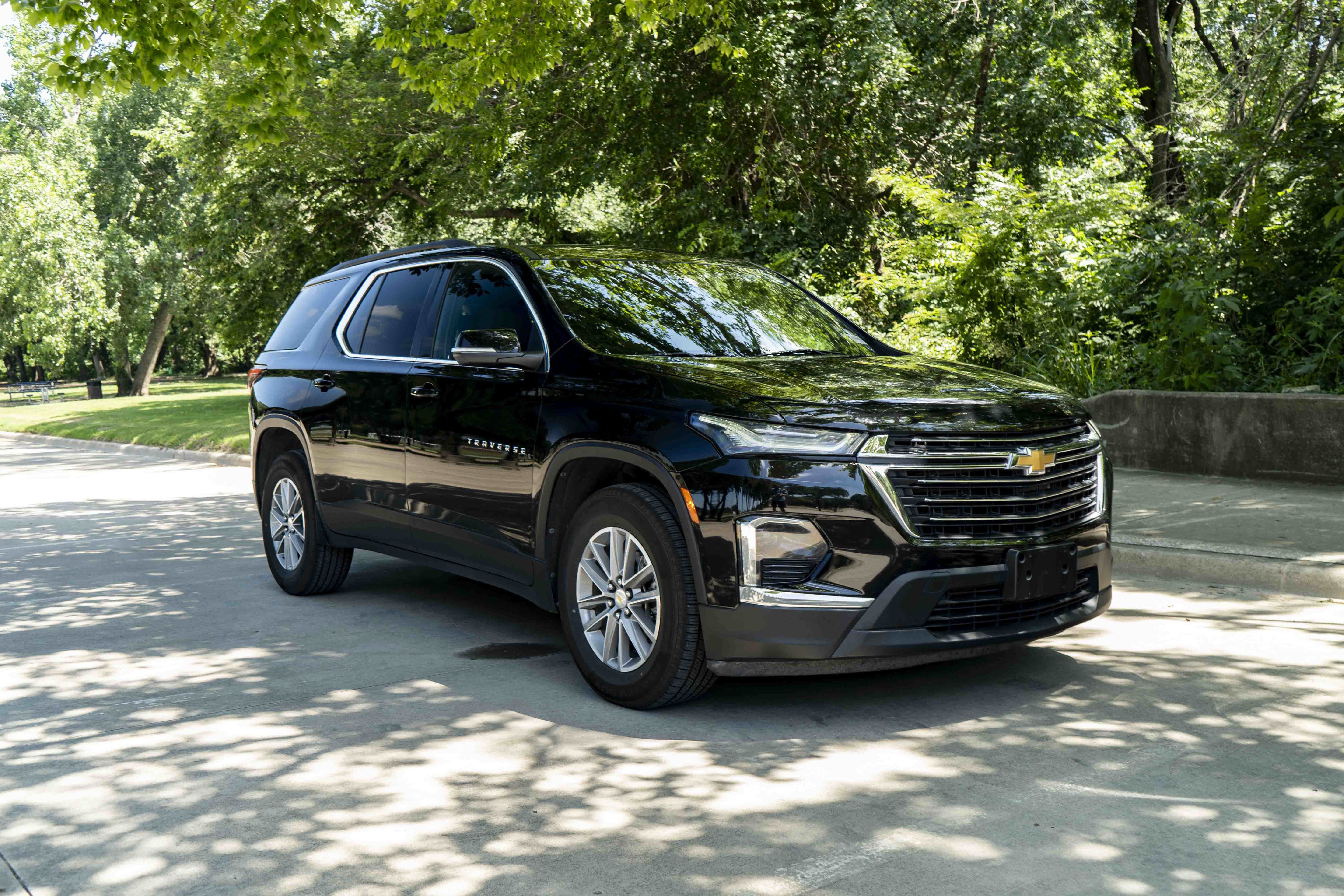 Used 2023 Chevrolet Traverse LT FWD image 2