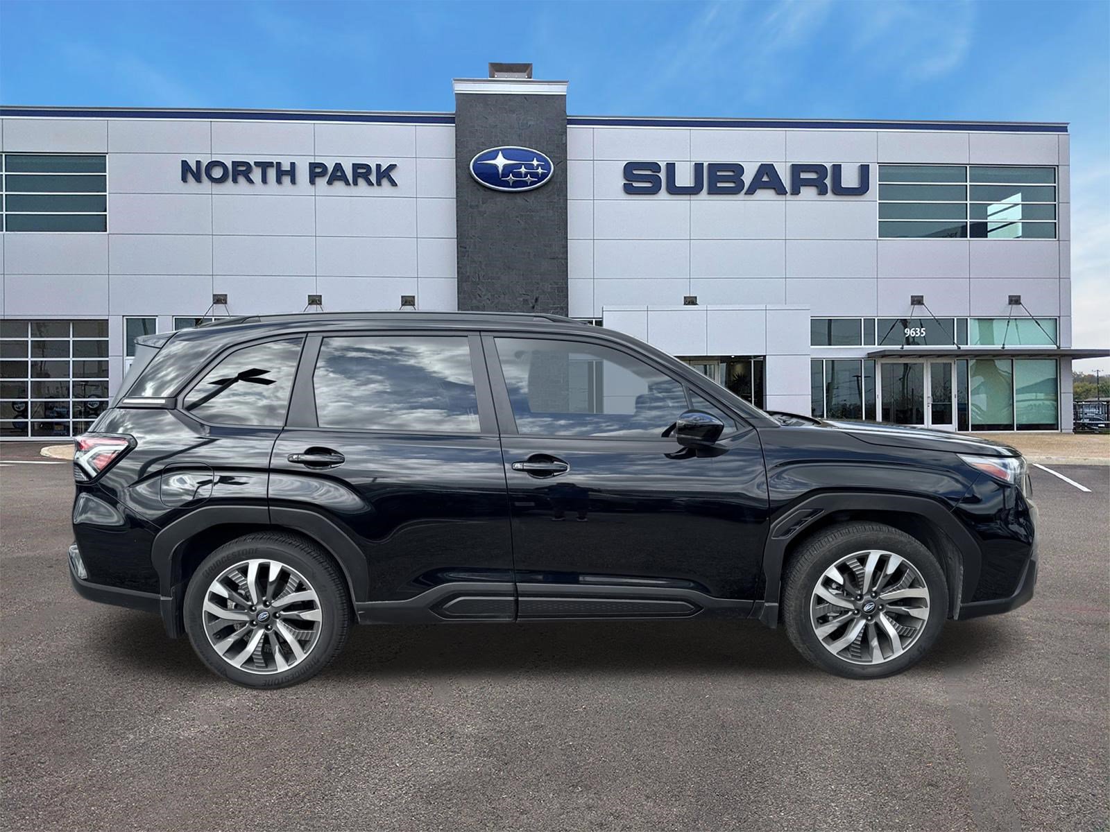 Used 2025 Subaru Forester Touring w/ Popular Package - Touring AWD/4WD image 2