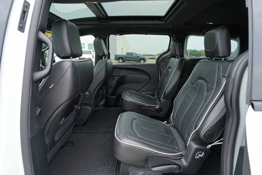 Used 2025 Chrysler Pacifica Limited FWD image 18