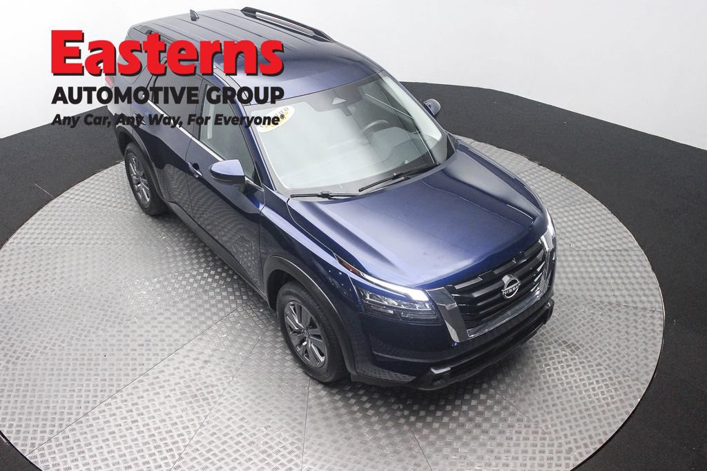 Used 2025 Nissan Pathfinder SV FWD image 3