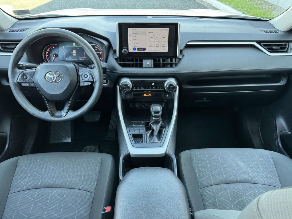Used 2024 Toyota RAV4 XLE AWD/4WD image 2