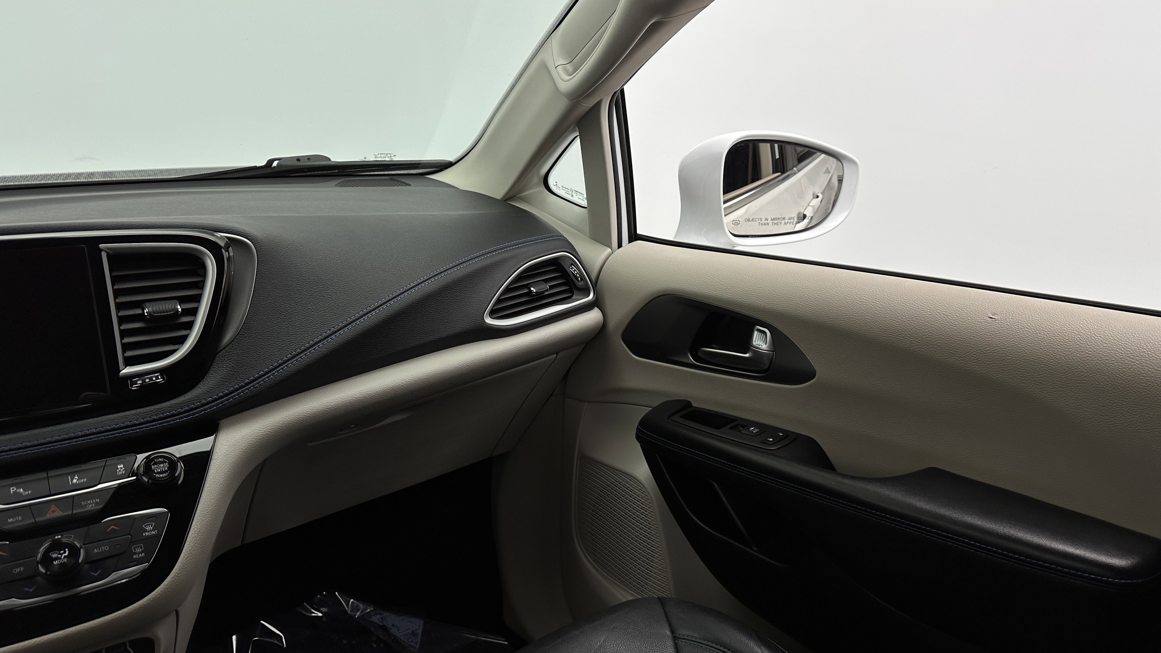 Used 2021 Chrysler Pacifica Touring-L FWD image 29