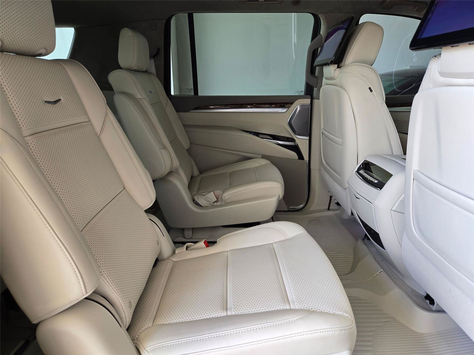 New 2026 Cadillac Escalade ESV Platinum Sport w/ LPO, Floor Liner Package AWD/4WD image 32