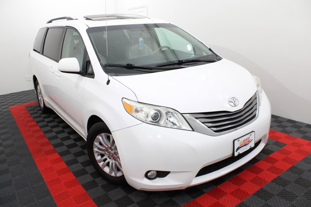 Used 2013 Toyota Sienna XLE image 1