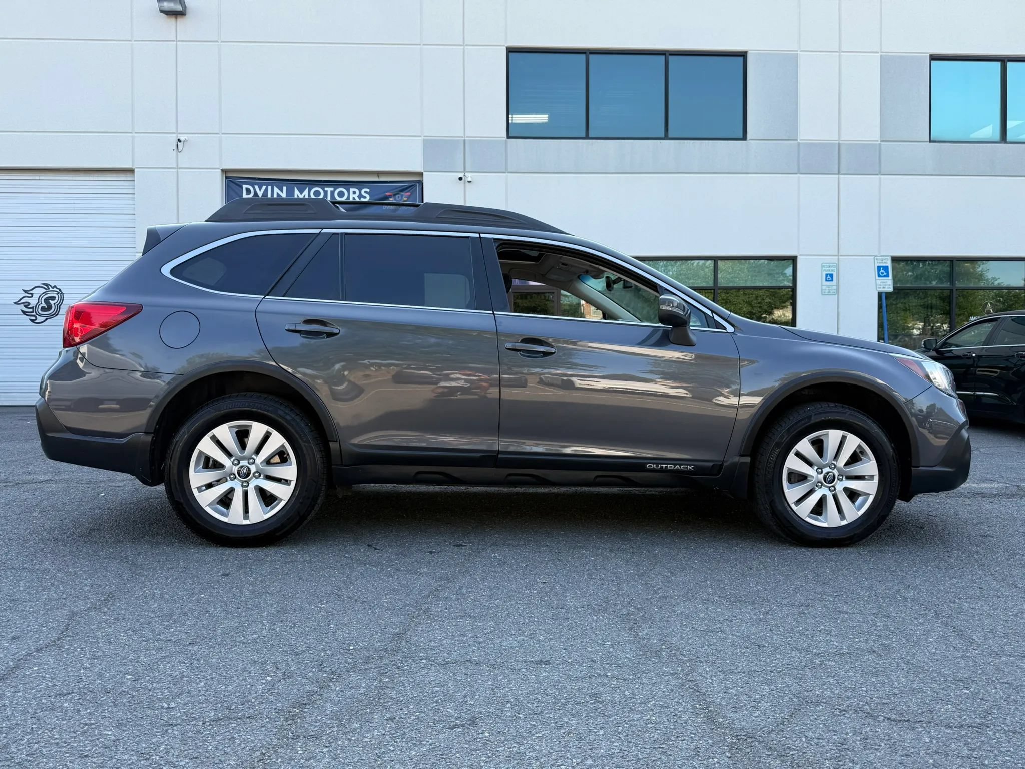 Used 2018 Subaru Outback 2.5i Premium AWD/4WD image 3